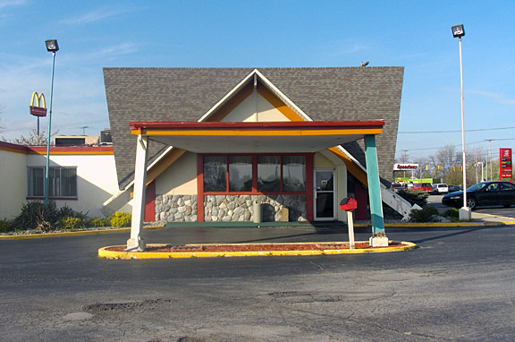 Howard Johnsons Restaurant - Bay City - 6295 Westside Saginaw Rd 7 - From Highway Host Dot Org (newer photo)